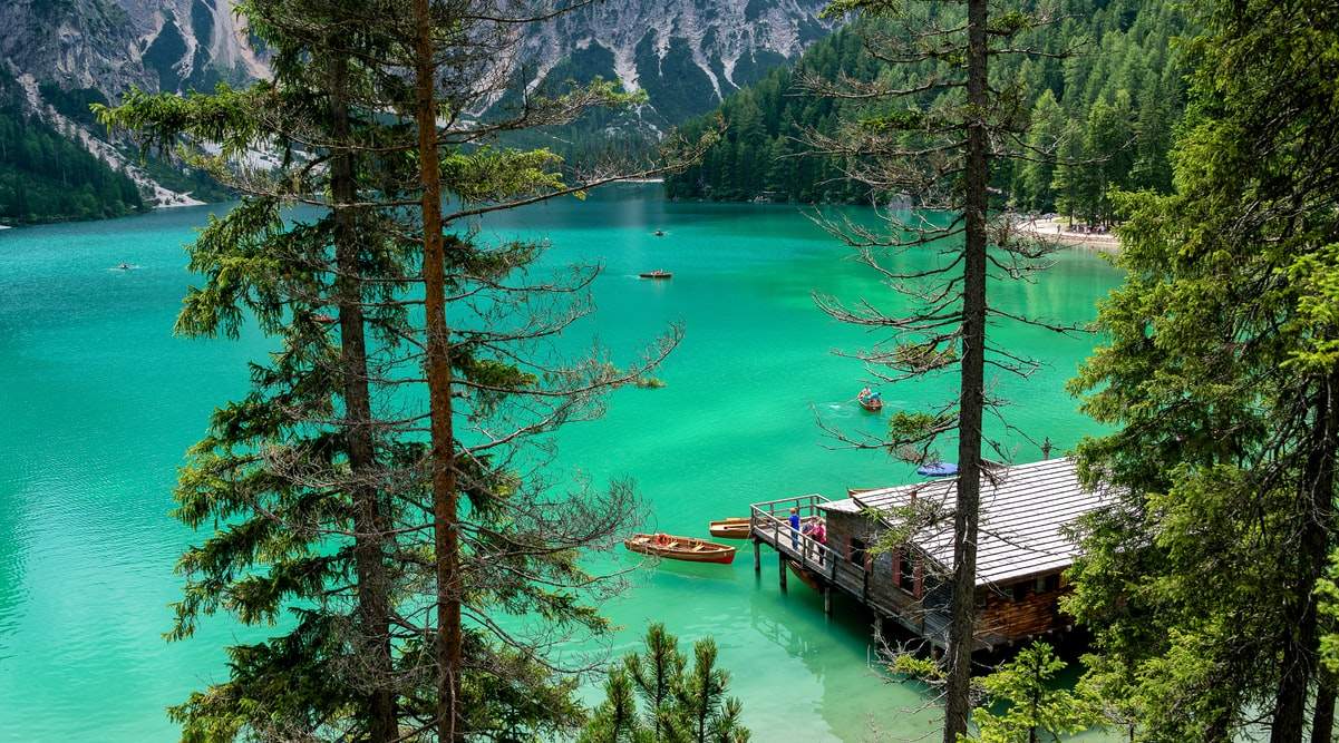 un lac din Italia cu bărcuțe pe el