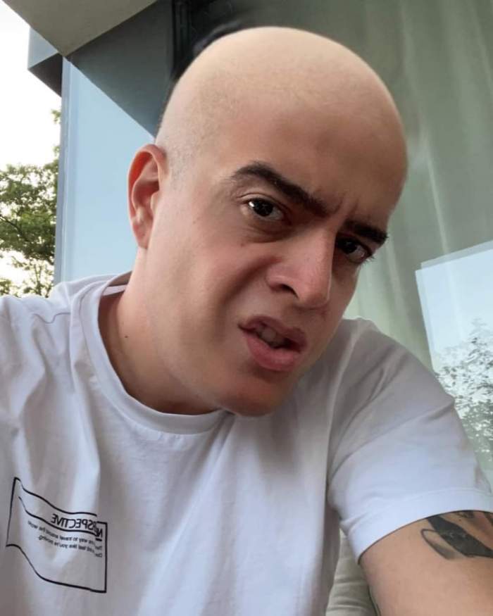 Speak chel, îmbrăcat în alb