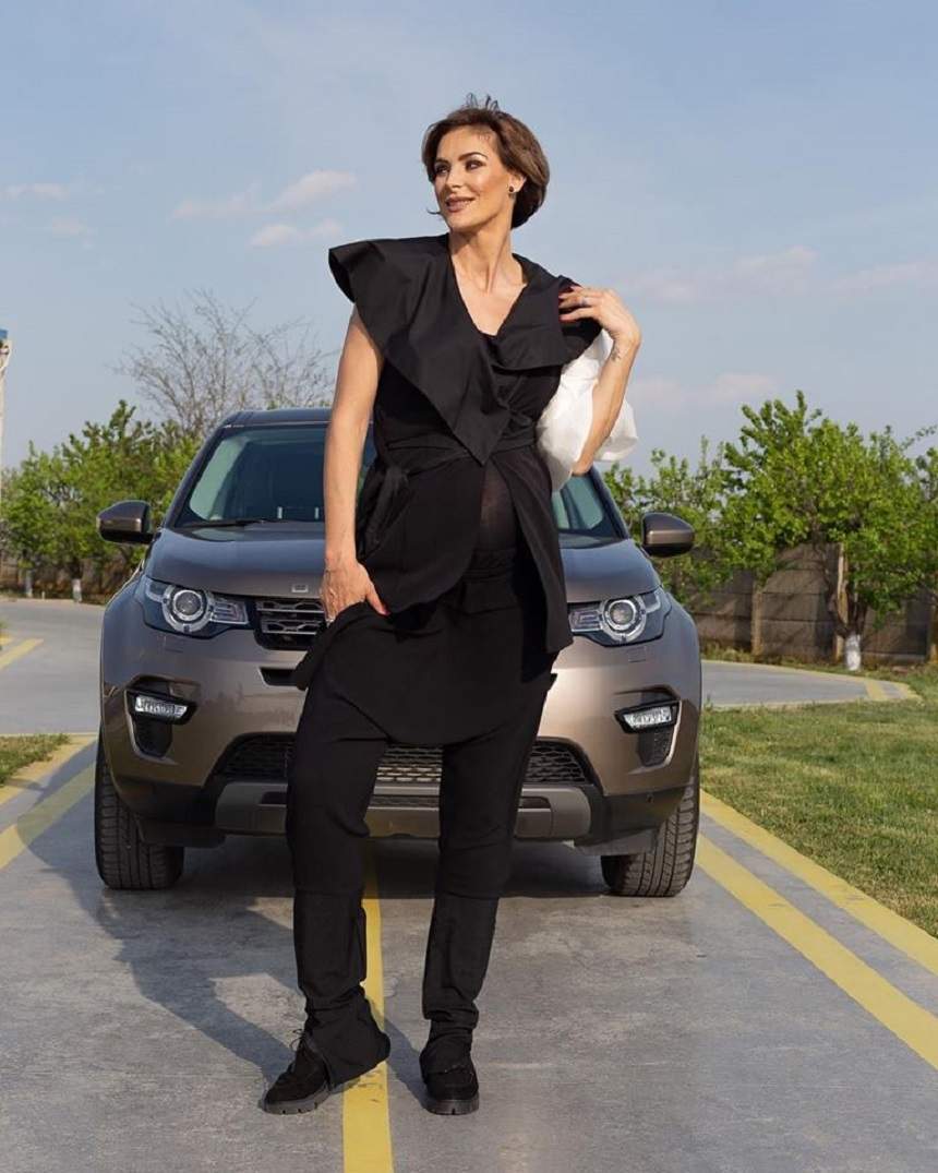Roxana Ciuhulescu, lângă mașină, îmbrăcată în negru