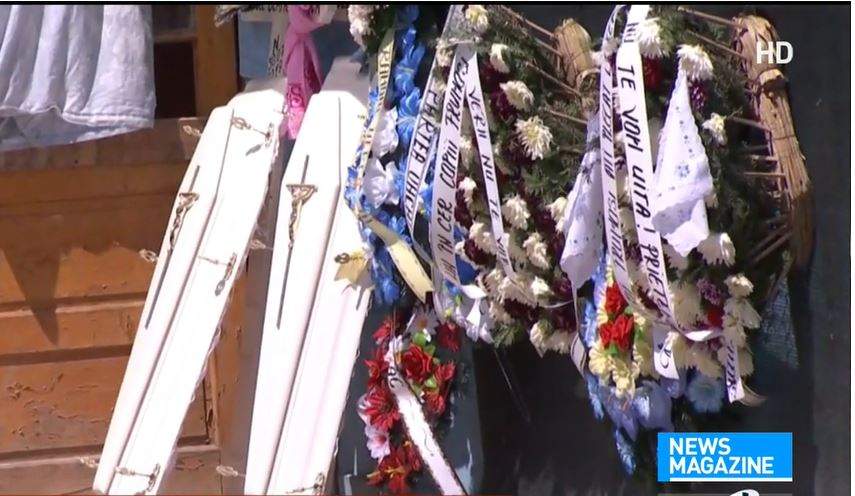 Imagini cutremurătoare de la înmormântarea gemenilor morți la Ploiești. Copilașii au fost îngropați în sicrie albe