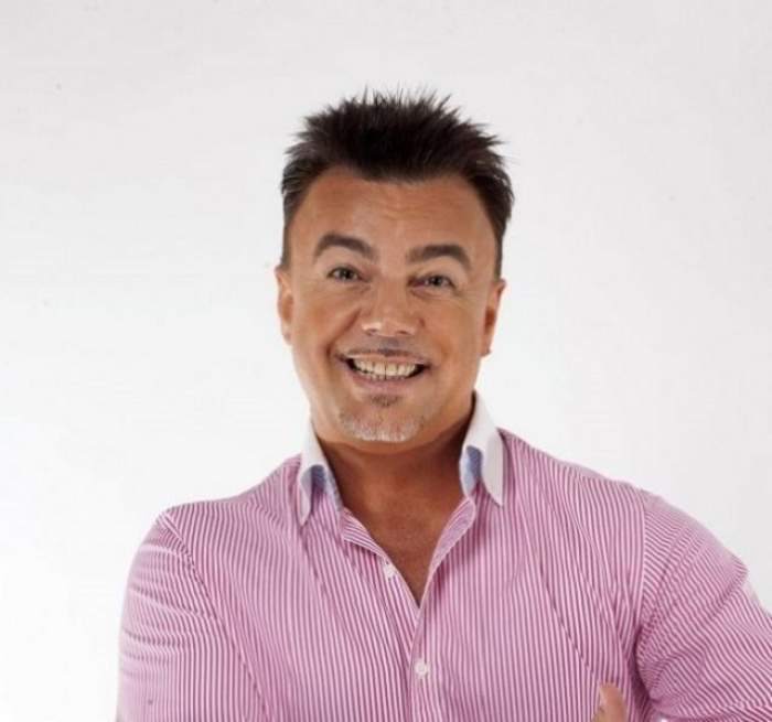 Adrian Enache, zâmbitor, în cămașă roz