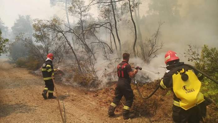 Pompierii români trimiși în Grecia se întorc acasă. Incendiile devastatoare au fost aduse sub control: ”Misiune îndeplinită”