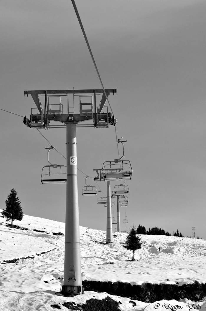 Un bărbat a murit, după ce a căzut din telescaun, în Parâng. Martorii spun că ar fi consumat băuturi alcoolice înainte de a urca pe munte / FOTO