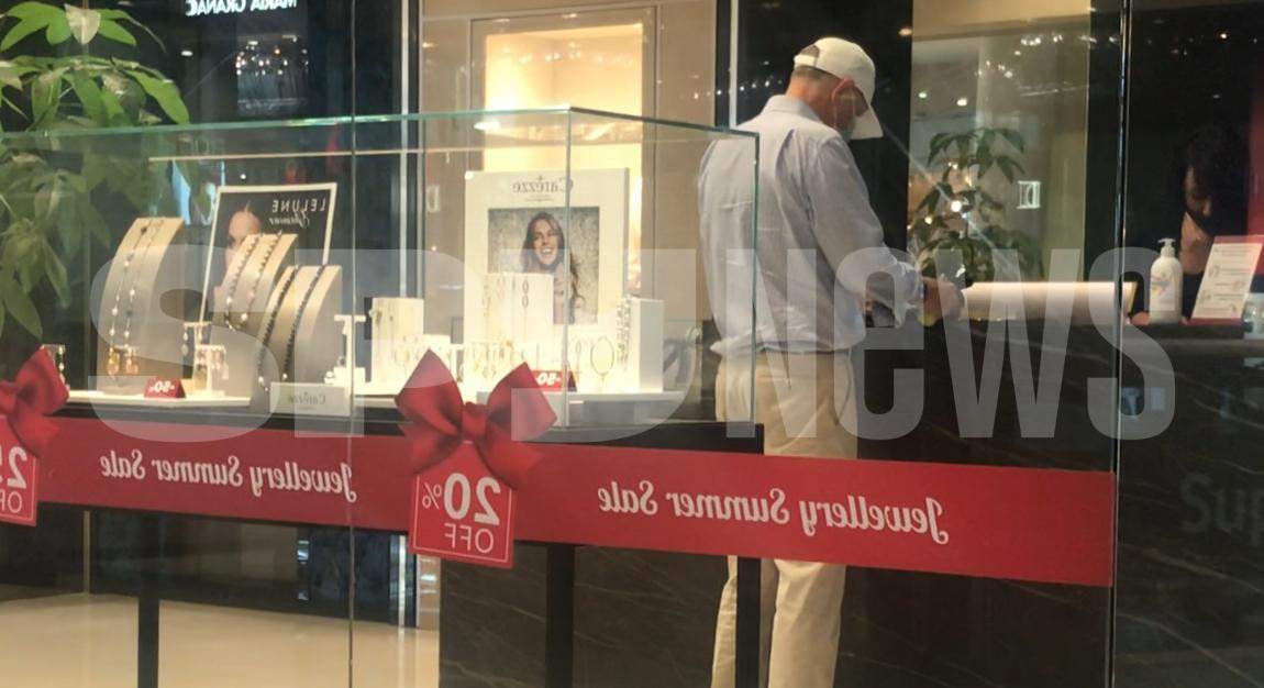 Bancnotele de sute de euro îi fac ”probleme” lui Mircea Geoană. Pentru a scăpa de ele politicianul a dat buzna în magazine / PAPARAZZI