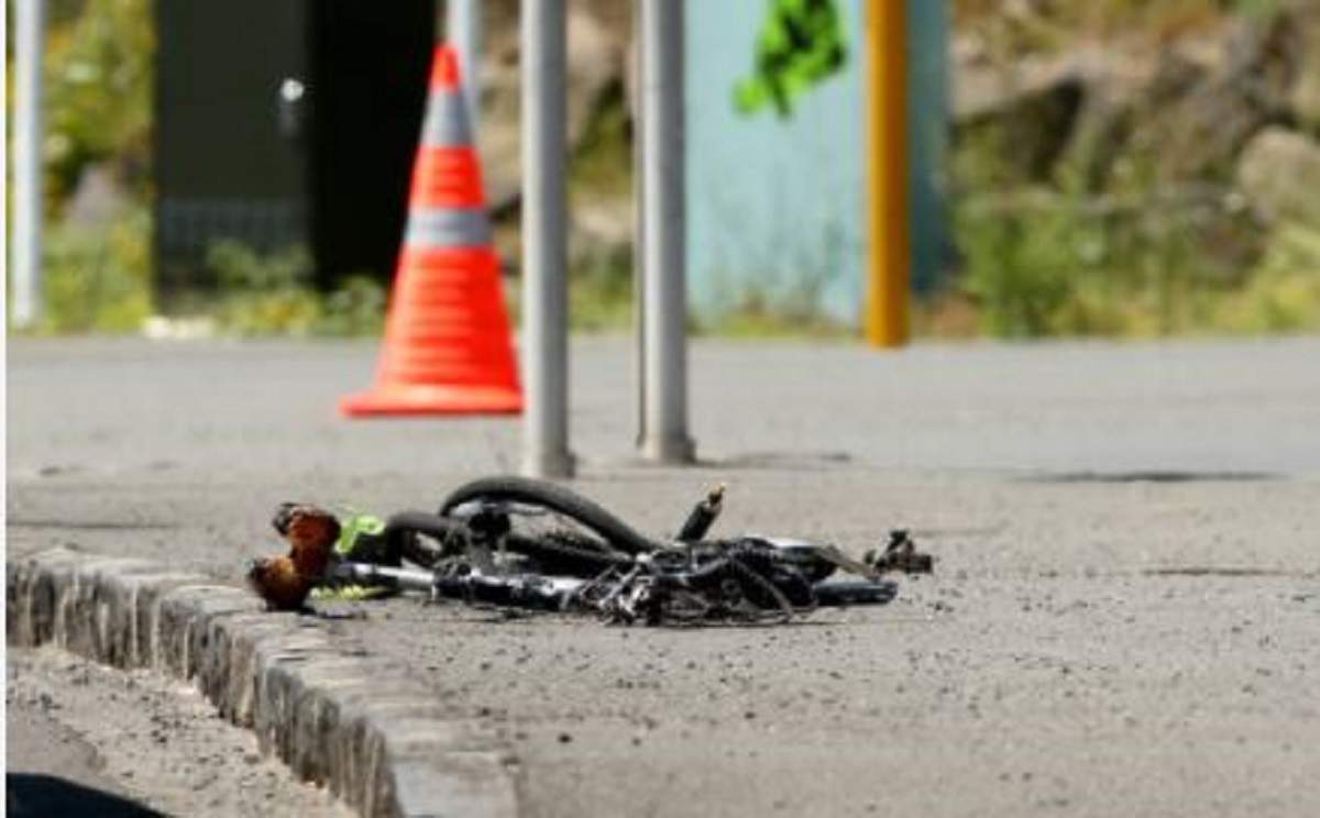 Tragedie în județul Dolj! O fetiță a fost spulberată de o mașină în timp ce se afla pe bicicletă, apoi lăsată să moară pe marginea drumului