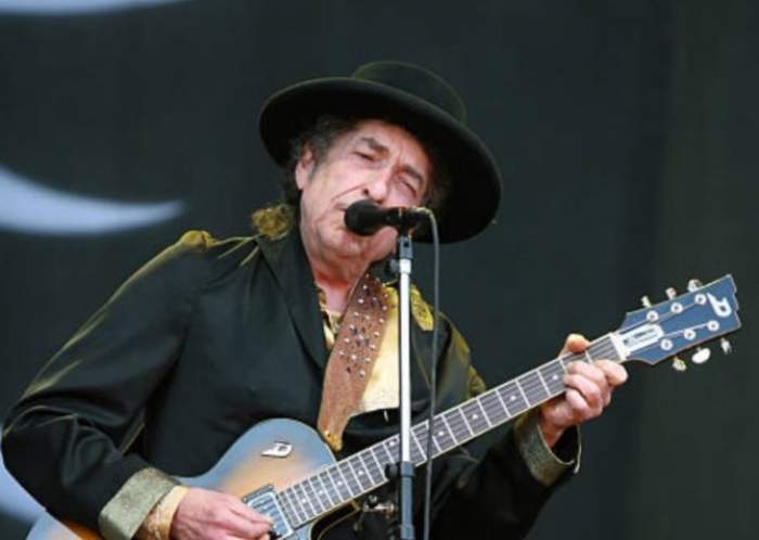 Bob Dylan, cântând la chitară