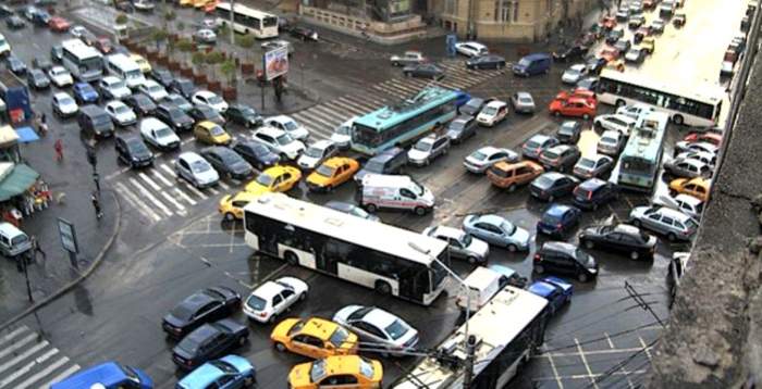 Noi reguli de circulație în București! Ce riscă cei care le încalcă