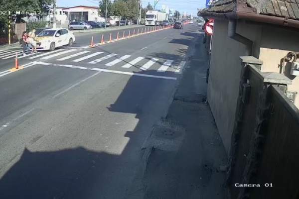 Doi tineri au fost loviți de un taximetrist pe trecerea de pietoni, la Făgăraș. Victimele au fost transportate de urgență la spital / FOTO