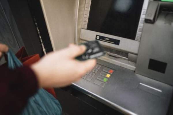 Un bucureștean a fost omorât după ce a scos bani de la bancomat. Agresorul a fost reținut de oamenii legii