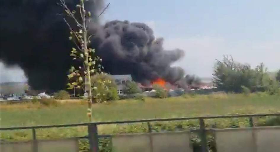 Incendiu puternic în Alba Iulia la un depozit de materiale ...