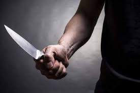 Un bărbat cu un cuțit în mână