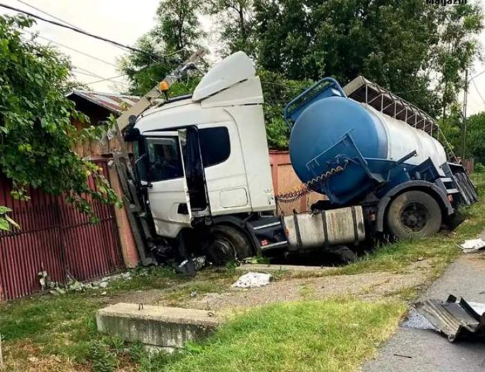 Cisterna a intrat în gardul unei case