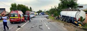 Accident cumplit în Ialomița. Un bărbat a murit după ce mașina pe care o conducea s-a izbit de o cisternă și s-a rupt pe jumătate