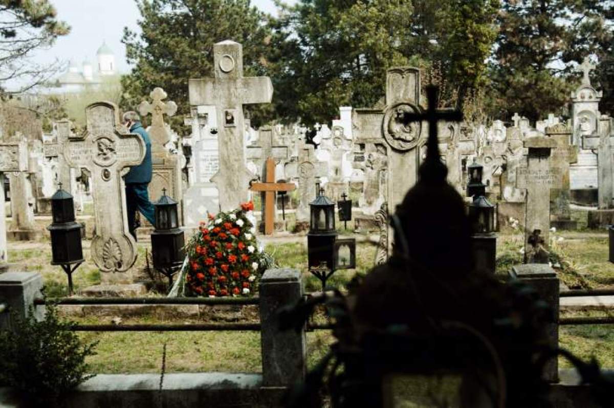Morminte într-un cimitir