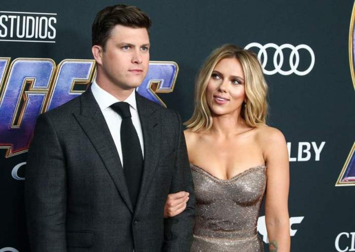 Scarlett Johansson și Colin Jost pe covorul roșu