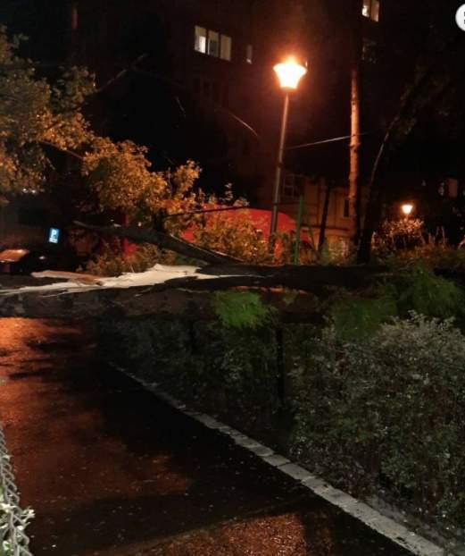 Fenomenele meteo extreme au făcut prăpăd printre gospodăriile oamenilor! Zeci de case au fost inundate și lăsate fără acoperiș