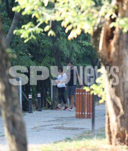 Andrei Sota și iubita, surprinși în parc
