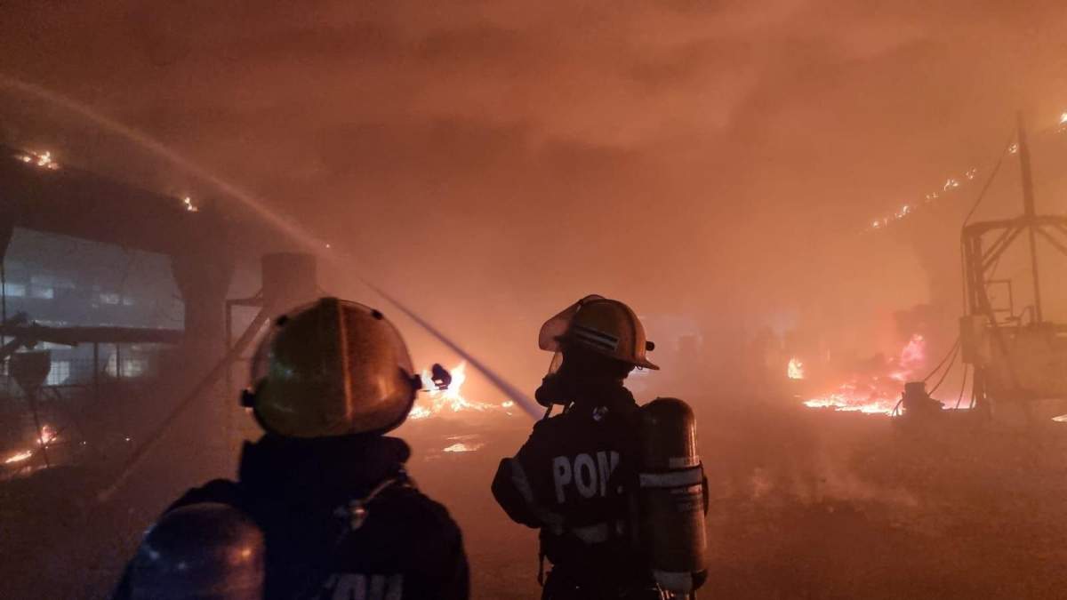 Incendiu de proporții la o hală de producție a polistirenului, în Dâmbovița. S-a emis avertizare RO-ALERT, deoarece se degajă fum toxic / FOTO