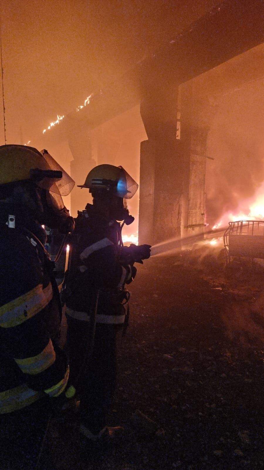 Incendiu de proporții la o hală de producție a polistirenului, în Dâmbovița. S-a emis avertizare RO-ALERT, deoarece se degajă fum toxic / FOTO