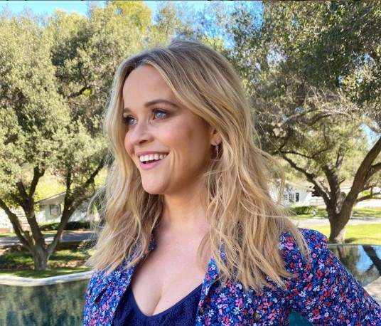 Reese Witherspoon printre copaci