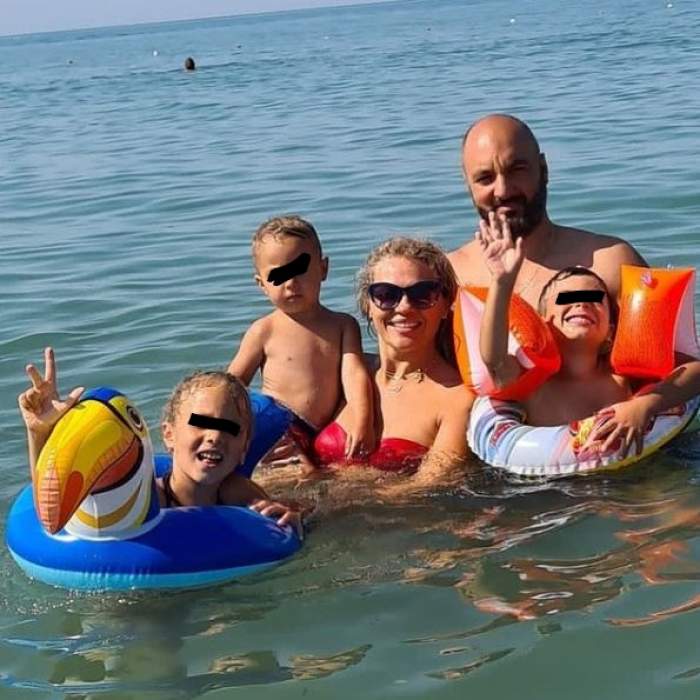 Mirela Vaida își sărbătorește astăzi băiatul cel mare! Prezentatoarea de la Acces Direct, imagine de colecție cu soțul și copiii săi din vacanță / FOTO