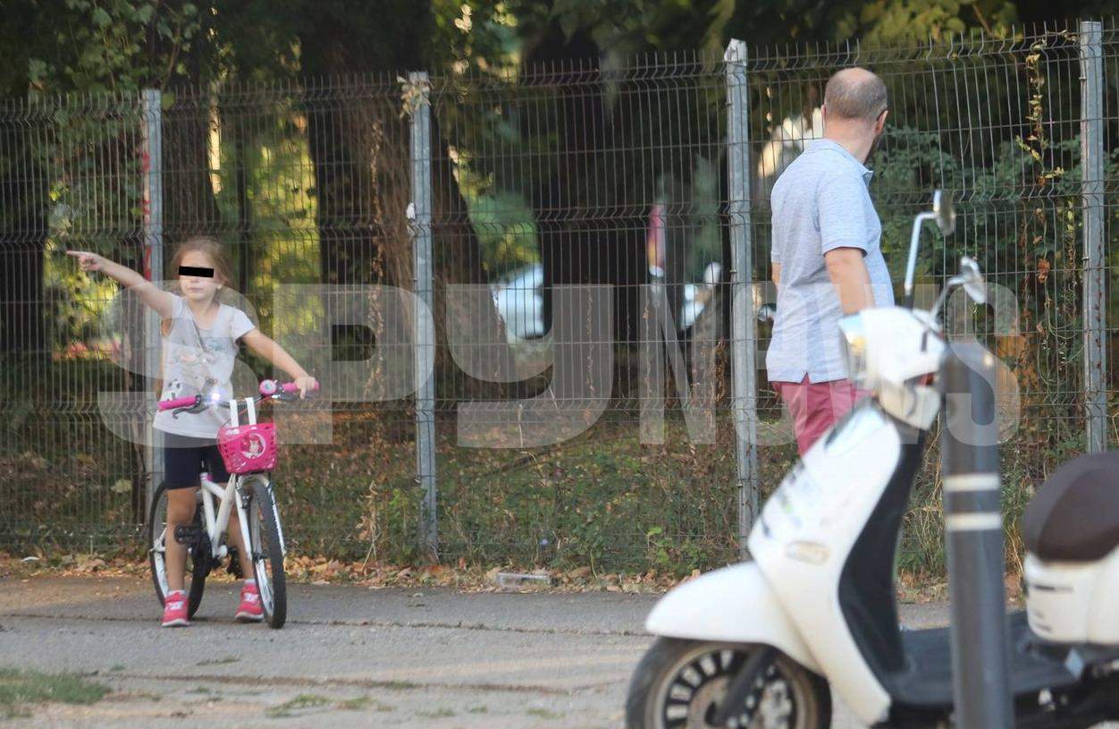 Andrei Tinu le dă peste nas tuturor! Cum se comportă, de fapt, politicianul cu micuții săi. Imaginile spun totul / PAPARAZZI