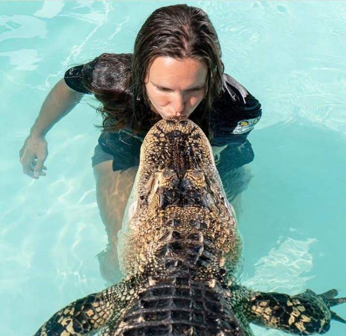 O îngrijitoare de animale, la un pas de moarte, după ce un aligator a atacat-o în faţa unui grup de copii: ”Reptila a avut o zi proastă” / FOTO