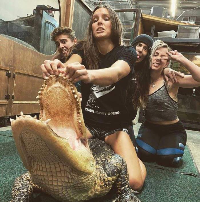 O îngrijitoare de animale, la un pas de moarte, după ce un aligator a atacat-o în faţa unui grup de copii: ”Reptila a avut o zi proastă” / FOTO