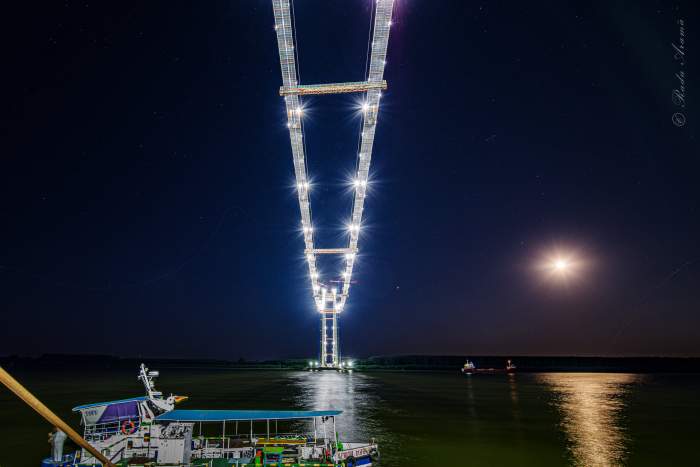 Imagini spectaculoase surprinse la podul peste Dunăre, în Brăila. S-au aprins luminile pe toată lungimea construcției / FOTO