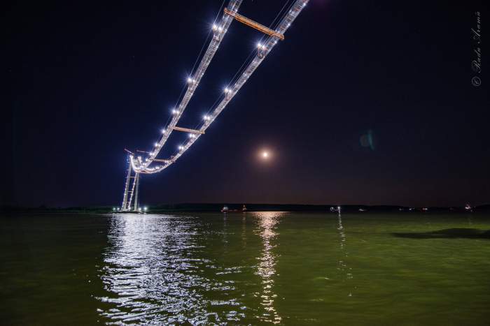 Imagini spectaculoase surprinse la podul peste Dunăre, în Brăila. S-au aprins luminile pe toată lungimea construcției / FOTO