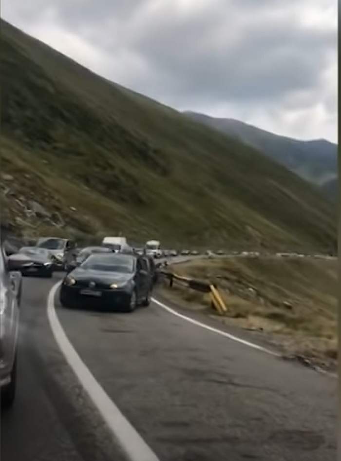 Mai mulți șoferi s-au luat la bătaie, pe Transfăgărășan, după un accident rutier. Unul dintre bărbați a fost luat pe capotă / FOTO