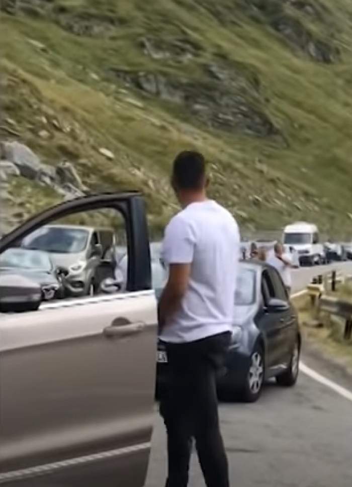 Mai mulți șoferi s-au luat la bătaie, pe Transfăgărășan, după un accident rutier. Unul dintre bărbați a fost luat pe capotă / FOTO