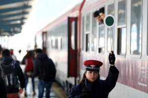 Călătorii CFR își vor putea plăti biletul direct în tren, cu cardul. Noul sistem, implementat între Gara de Nord și aeroportul Otopeni