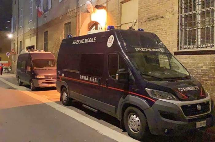 O româncă a fost arestată în Italia, după ce și-a lăsat fiul să moară, în soare. Copilul de 14 ani era paralizat
