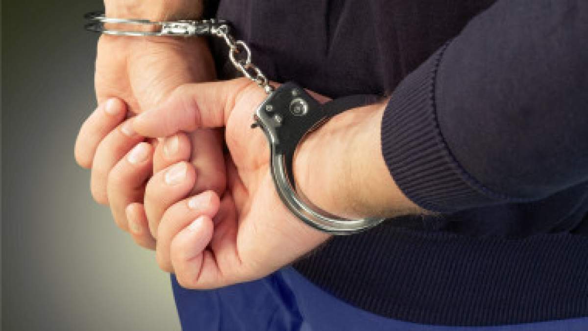 Bărbatul din Botoșani care a agresat o polițistă a fost pus sub arest la domiciliu pentru 30 de zile Bărbatul din Botoșani care a lovit o poliţistă a fost plasat în arest la domiciliu