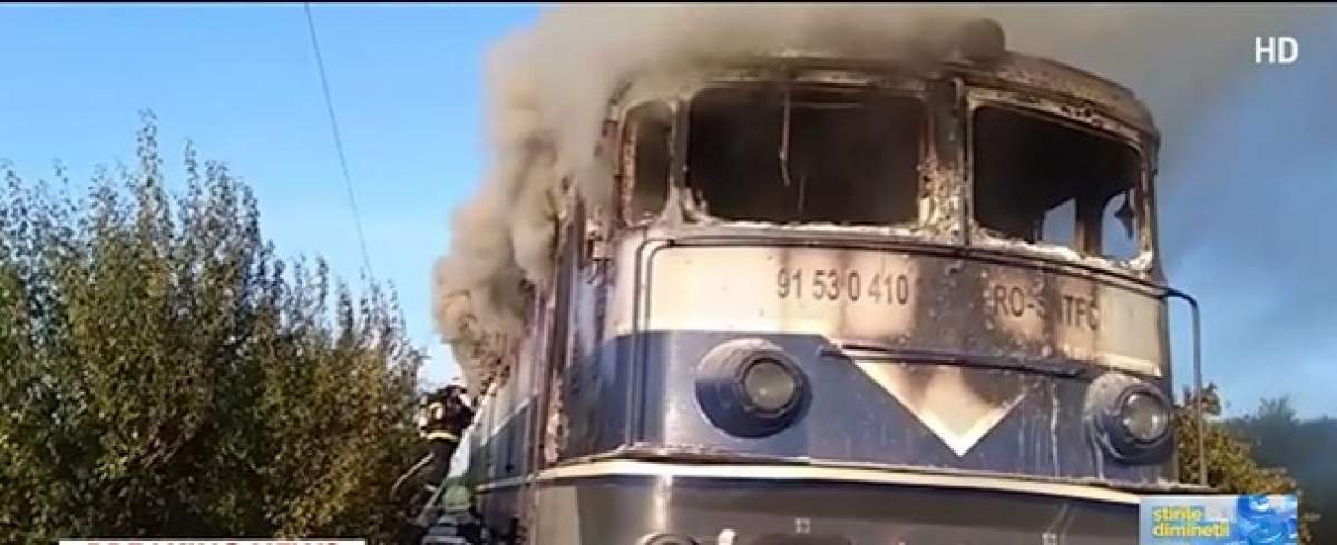 Locomotiva trenului Arad-Timișoara, cuprinsă de flăcări. Circulația e blocată pe acea rută / VIDEO