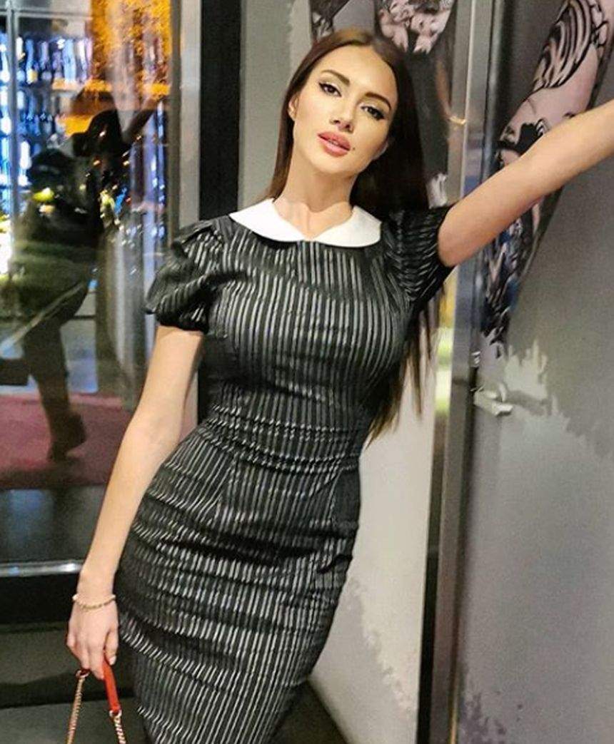 Otilia Bilionera în rochie neagră, mulată