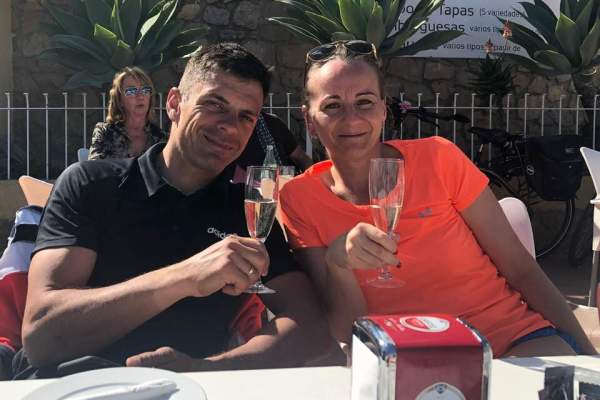Cine este și cu ce se ocupă Laura Novak, soția lui Eduard Novak. Ministrul Sportului participă la Jocurile Paralimpice 2020 în mai multe probe de ciclism