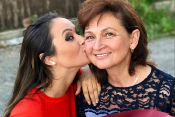 Vlăduța Lupău, imagini de colecție alături de mama sa. Femeia a împlinit 60 de ani / FOTO