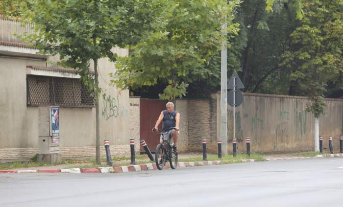 Puțină mișcare nu strică nimănui! Victor Becali, giumbușlucuri cu bicicleta, într-o zonă de lux a Capitalei / PAPARAZZI