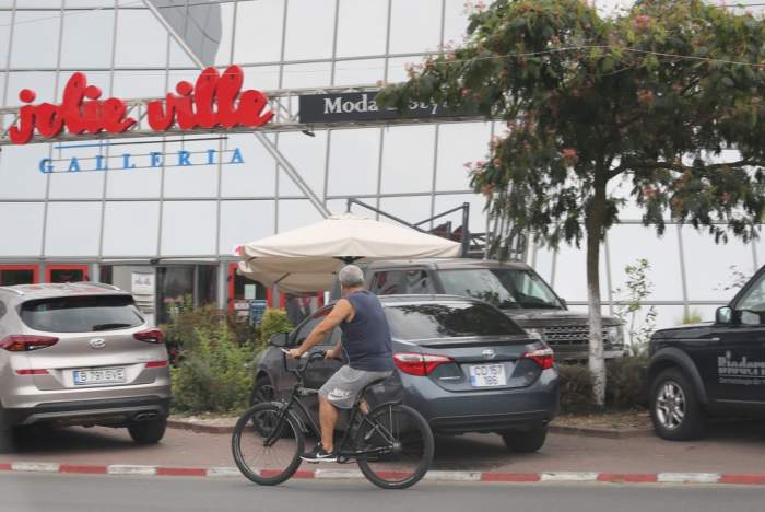 Puțină mișcare nu strică nimănui! Victor Becali, giumbușlucuri cu bicicleta, într-o zonă de lux a Capitalei / PAPARAZZI