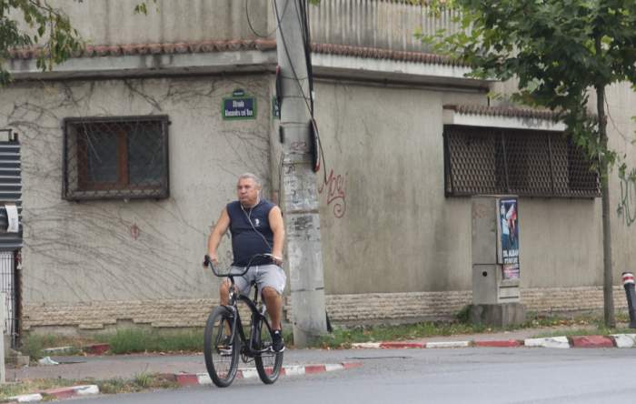 Puțină mișcare nu strică nimănui! Victor Becali, giumbușlucuri cu bicicleta, într-o zonă de lux a Capitalei / PAPARAZZI