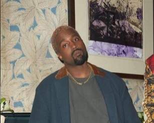 Kanye West lângă un tablou