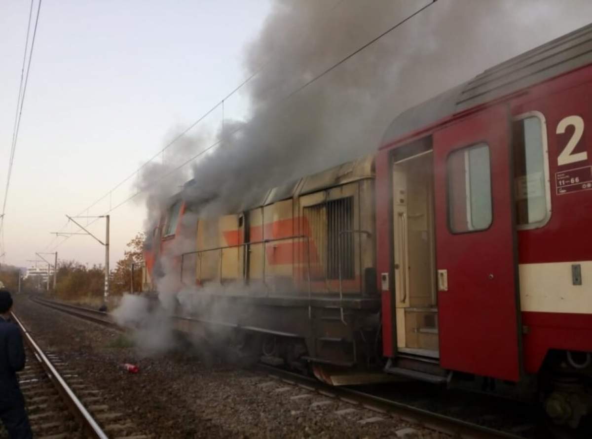 Locomotiva unui tren a luat foc în gara din Titu. Pompierii au intervenit imediat