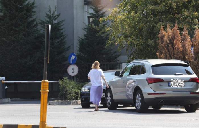 Ce nu face Alina Sorescu pentru o masă bună! Cum a fost surprinsă vedeta în trafic alături de tatăl ei / PAPARAZZI