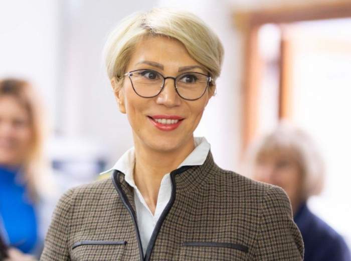 Raluca Turcan, surprinsă zâmbind în cadrul unei conferințe