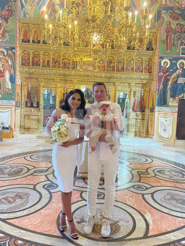 Nasrin Ameri și soțul ei, nași de botez pentru prima oară de la nuntă. Cum s-a descurcat prezentatoarea Antena Stars în rolul de părinte spiritual / PAPARAZZI