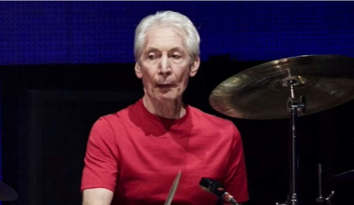 imagine cu Charlie Watts din timpul unui concert