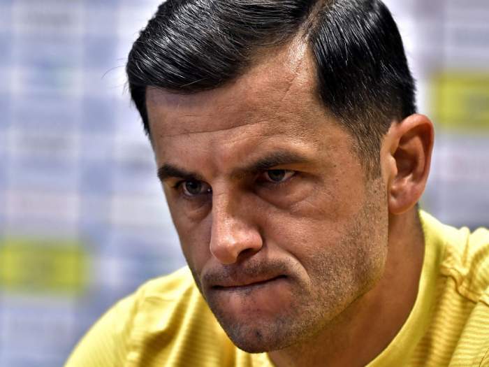 Nicolae Dică, în tricou galben, strâmbându-se