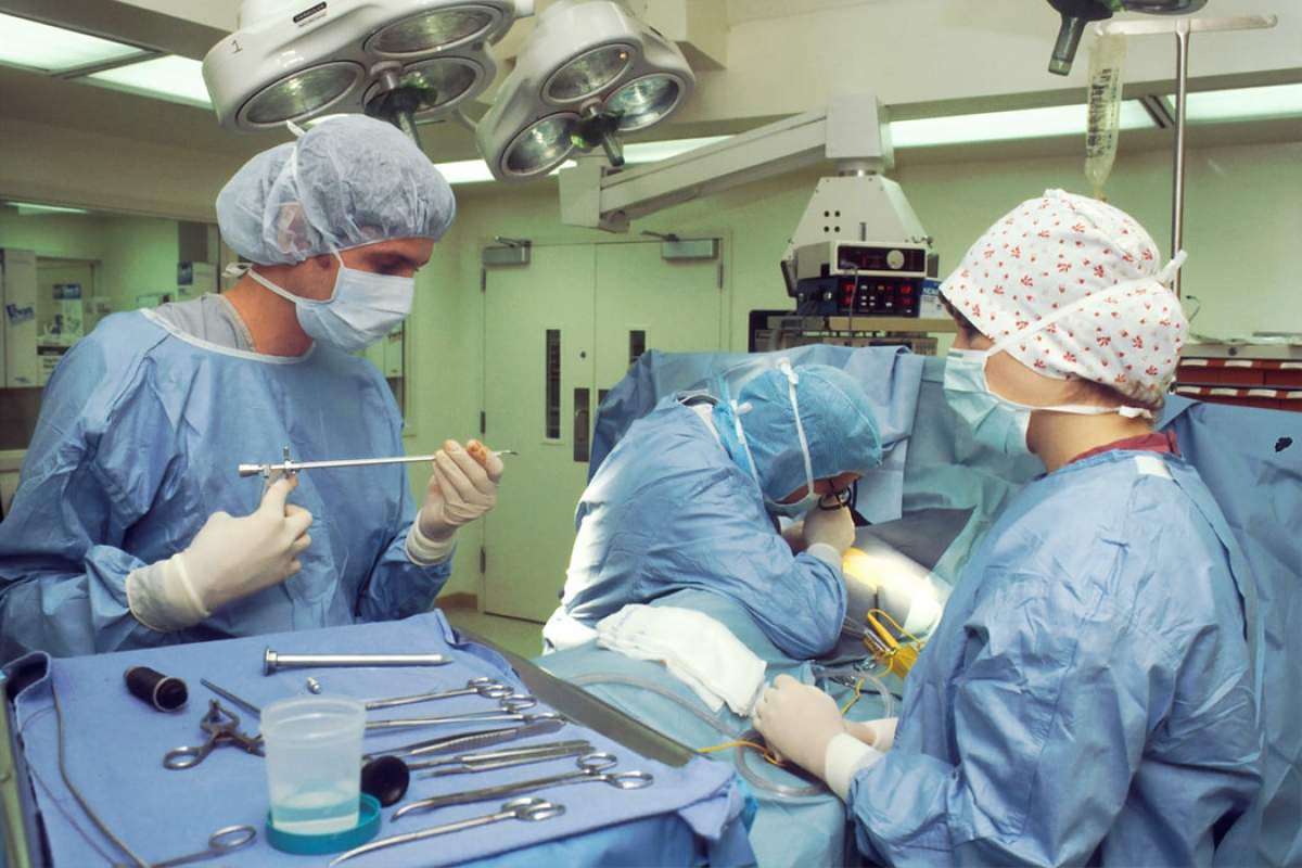 medici și asistenți în timpul unei operații